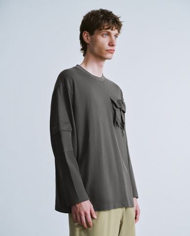  URBAN REVIVO - Áo sweatshirt nam cổ tròn tay dài phối túi Loose 