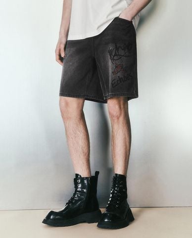  URBAN REVIVO - Quần short jeans nam ngang gối 