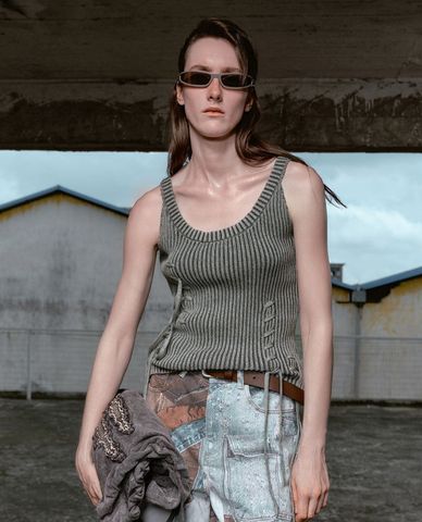  URBAN REVIVO - Áo ba lỗ nữ dệt kim phối dây cá tính U Neck 