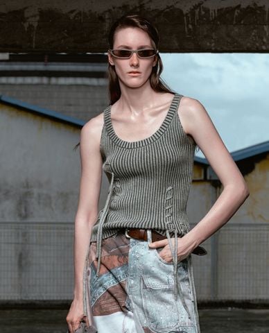 URBAN REVIVO - Áo ba lỗ nữ dệt kim phối dây cá tính U Neck 
