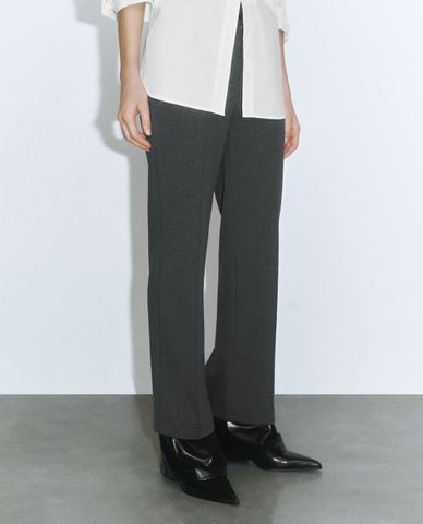  URBAN REVIVO - Quần nữ ống đứng xếp li Regular Straight 