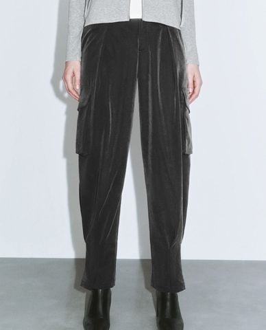  URBAN REVIVO - Quần nữ ống đứng phối túi Velvet Carrot Fit 