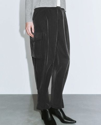  URBAN REVIVO - Quần nữ ống đứng phối túi Velvet Carrot Fit 