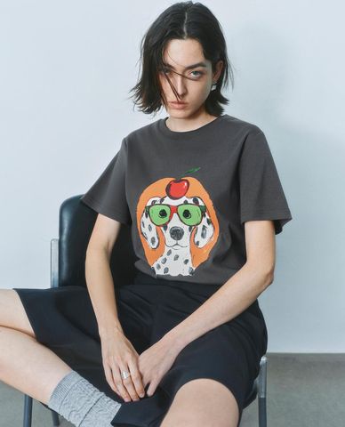  URBAN REVIVO - Áo thun nữ cổ tròn tay ngắn in hình 