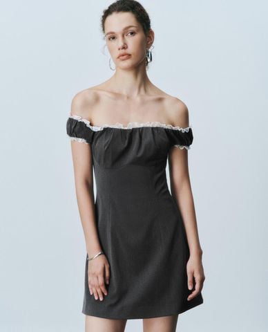  URBAN REVIVO - Đầm trễ vai mini phối viền ren 