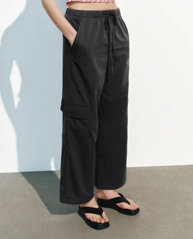  URBAN REVIVO - Quần nữ ống rộng lưng thun hiện đại 