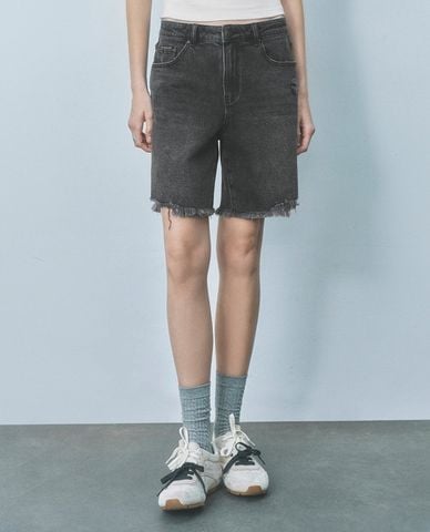  URBAN REVIVO - Quần short jeans nữ ngang gối cá tính 