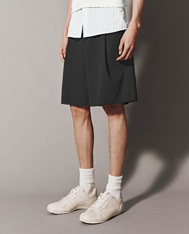  URBAN REVIVO - Quần short nam ngang gối xếp li 