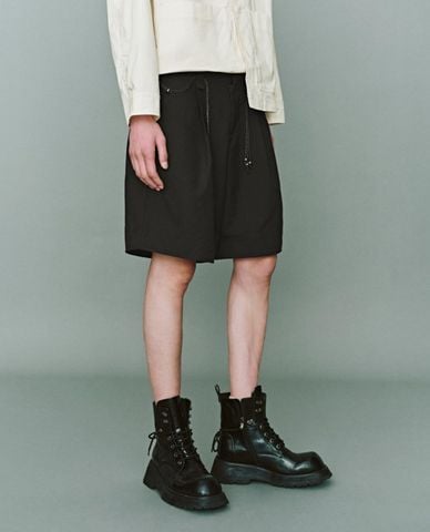  URBAN REVIVO - Quần short nam ngang gối lưng thun 