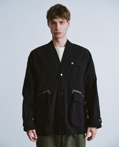  URBAN REVIVO - Áo khoác sơ mi nam cổ V tay dài phối túi 