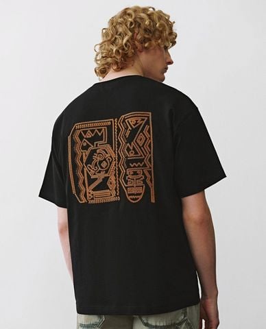  URBAN REVIVO - Áo thun nam cổ tròn hiện đại 