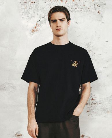  URBAN REVIVO - Áo thun nam cổ tròn in họa tiết 