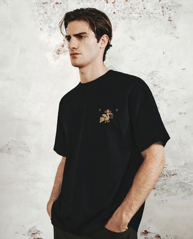  URBAN REVIVO - Áo thun nam cổ tròn in họa tiết 