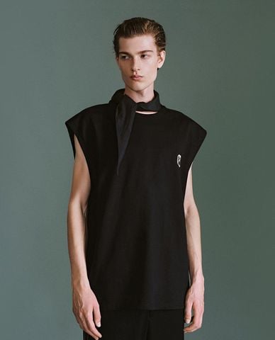  URBAN REVIVO - Áo thun nam cổ tròn tay ngắn 