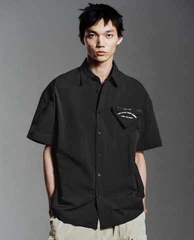  URBAN REVIVO - Áo sơ mi nam cổ bẻ tay ngắn phối túi 