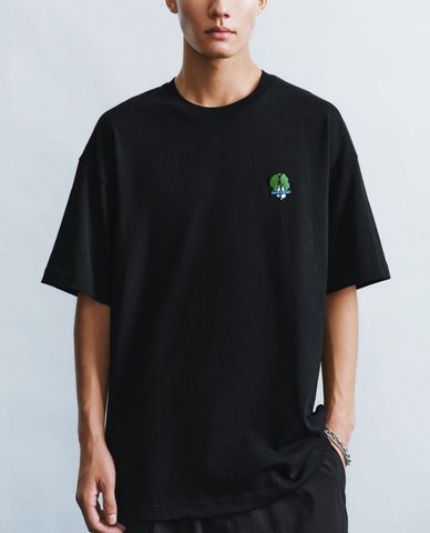  URBAN REVIVO - Áo thun nam cổ tròn tay ngắn phối hình thêu trẻ trung 