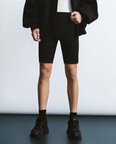  URBAN REVIVO - Quần shorts nam ngang gối phom skinny Vogue 