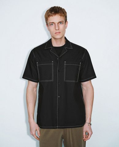  URBAN REVIVO - Áo sơ mi nam cổ bẻ tay ngắn phối túi 