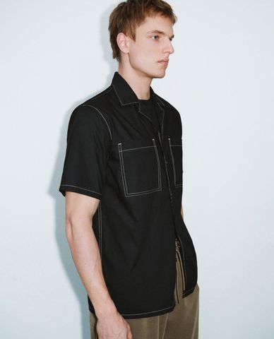  URBAN REVIVO - Áo sơ mi nam cổ bẻ tay ngắn phối túi 