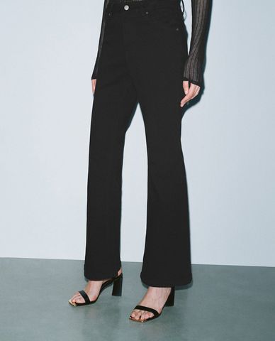  URBAN REVIVO - Quần jeans nữ ống loe thanh lịch 