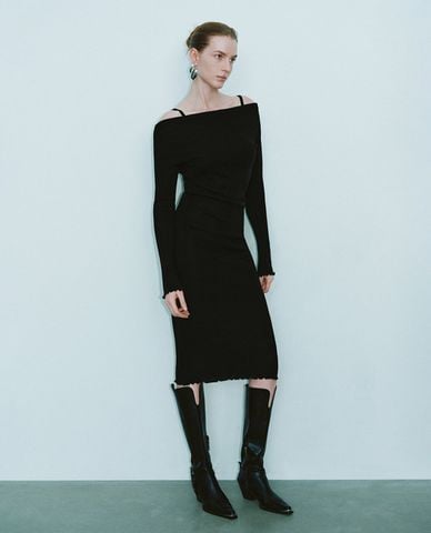  URBAN REVIVO - Đầm dệt kim midi trễ vai 