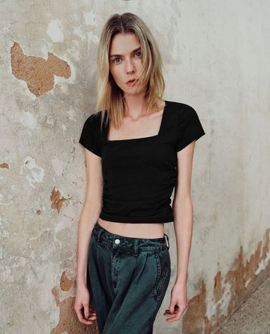  URBAN REVIVO - Áo thun nữ cổ vuông tay ngắn Ruched Square 