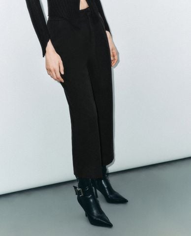  URBAN REVIVO - Quần nữ ống đứng xếp li thanh lịch Carrot 