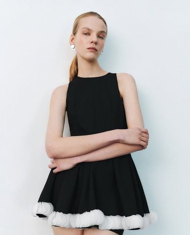  URBAN REVIVO - Đầm sát nách mini cổ tròn hiện đại 