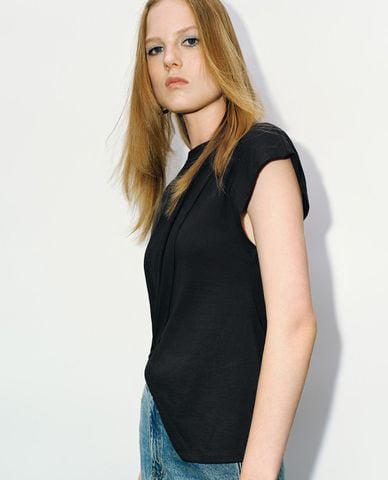  URBAN REVIVO - Áo thun nữ cổ tròn tay ngắn vạt chéo 