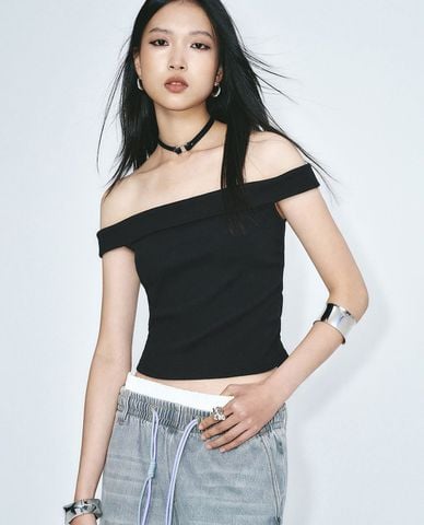  URBAN REVIVO - Áo trễ vai nữ phom ôm hiện đại 