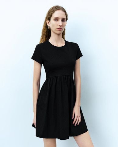  URBAN REVIVO - Đầm xếp li mini cổ tròn tay ngắn 