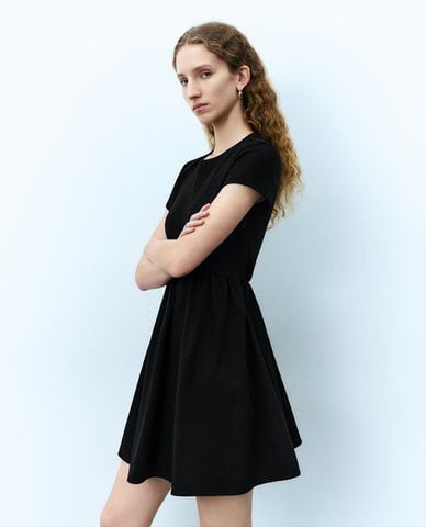  URBAN REVIVO - Đầm xếp li mini cổ tròn tay ngắn 