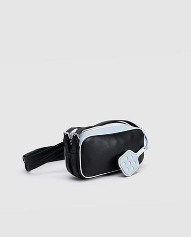  URBAN REVIVO - Túi đeo vai nữ phom chữ nhật phối charm 