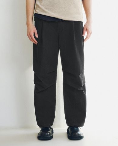  URBAN REVIVO - Quần nam ống rộng lưng thun 