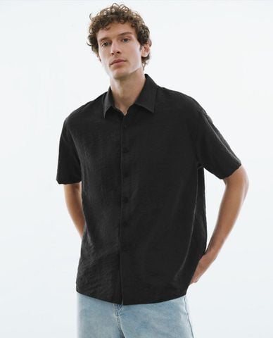  URBAN REVIVO - Áo sơ mi nam cổ bẻ tay ngắn Textured 
