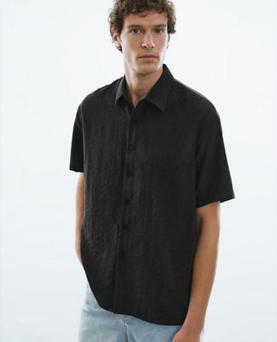  URBAN REVIVO - Áo sơ mi nam cổ bẻ tay ngắn Textured 