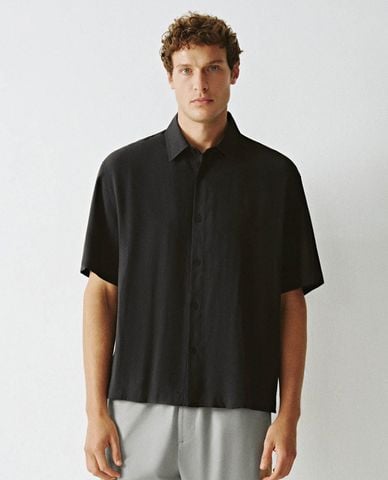  URBAN REVIVO - Áo sơ mi nam cổ bẻ tay ngắn hiện đại 