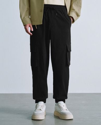  URBAN REVIVO - Quần nam ống rộng lưng thun phối túi hộp thời trang 