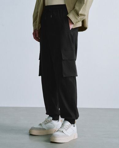  URBAN REVIVO - Quần nam ống rộng lưng thun phối túi hộp thời trang 