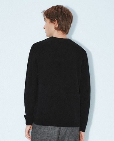  URBAN REVIVO - Áo dệt kim nam cổ tròn tay dài phom suông 