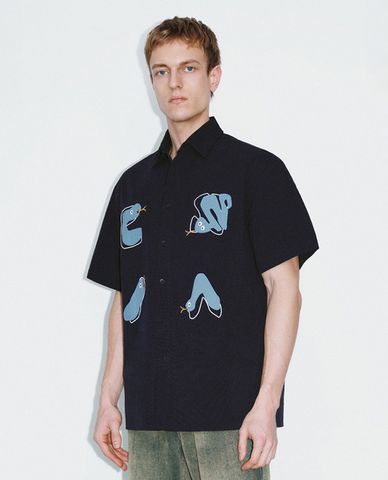  URBAN REVIVO - Áo sơ mi nam cổ bẻ tay ngắn in họa tiết 