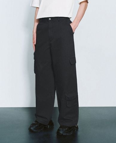  URBAN REVIVO - Quần nam ống rộng phối túi hộp 