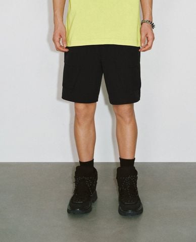  URBAN REVIVO - Quần short nam ngang gối lưng thun 