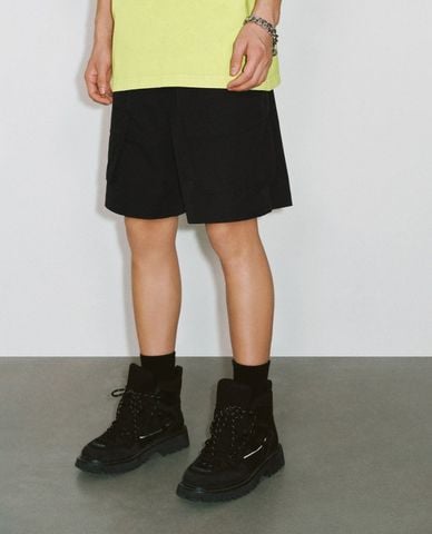  URBAN REVIVO - Quần short nam ngang gối lưng thun 