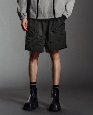  URBAN REVIVO - Quần short nam ống rộng cá tính 