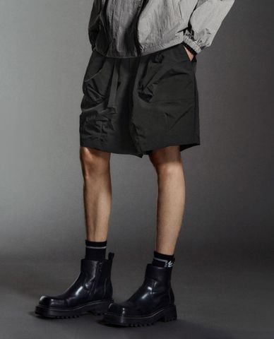  URBAN REVIVO - Quần short nam ống rộng cá tính 