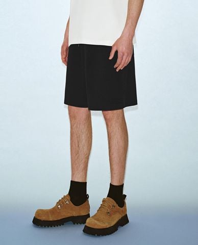  URBAN REVIVO - Quần short jeans nam ngang gối lưng thun 