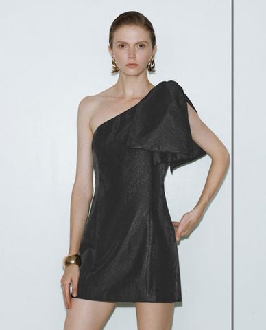  URBAN REVIVO - Đầm trễ vai mini thời thượng 