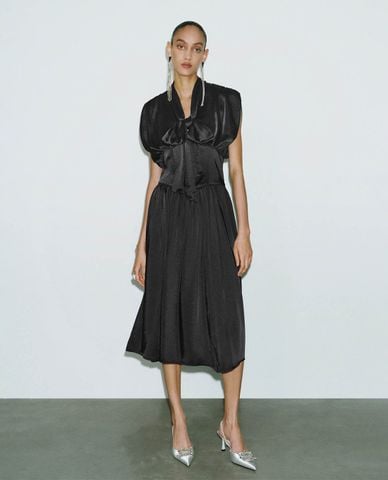  URBAN REVIVO - Đầm midi cổ V sát nách nữ tính 