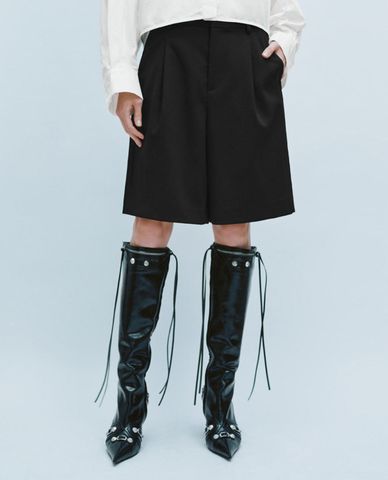  URBAN REVIVO - Quần short nữ ngang gối ống rộng cá tính 